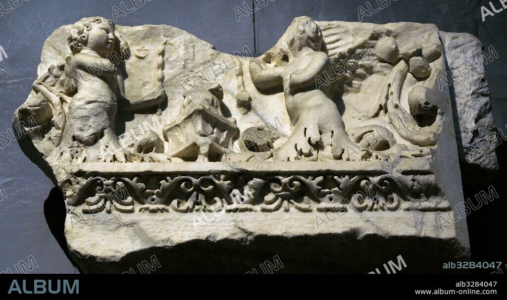 Arte romano. Relieves en mármol de la Domus Flavia, residencia imperial construida durante el reinado de Domiciano (51-96), Palatino. Roma. Museo Arqueológico Nacional. Nápoles. Italia.