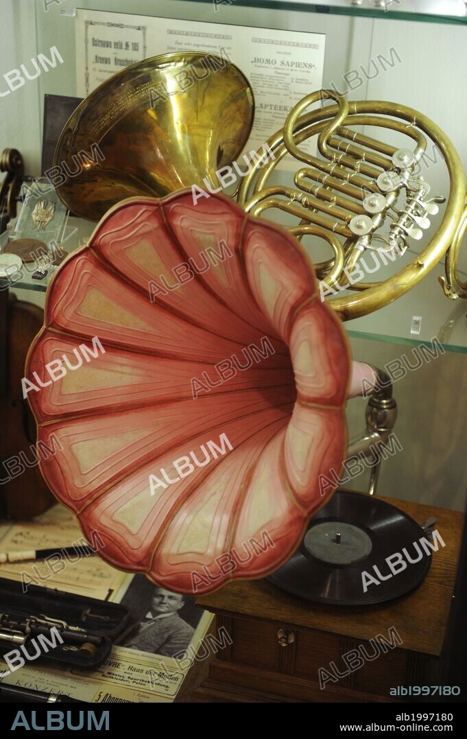 GRAMOFONO. El primer sistema de grabación y reproducción de sonido que utilizó un disco plano. Utilizado desde la década de 1890 hasta finales de la década de 1980. Fue patentado en 1888 por Emile Berliner. Museo de la Historia y la Navegación. Riga. Letonia.