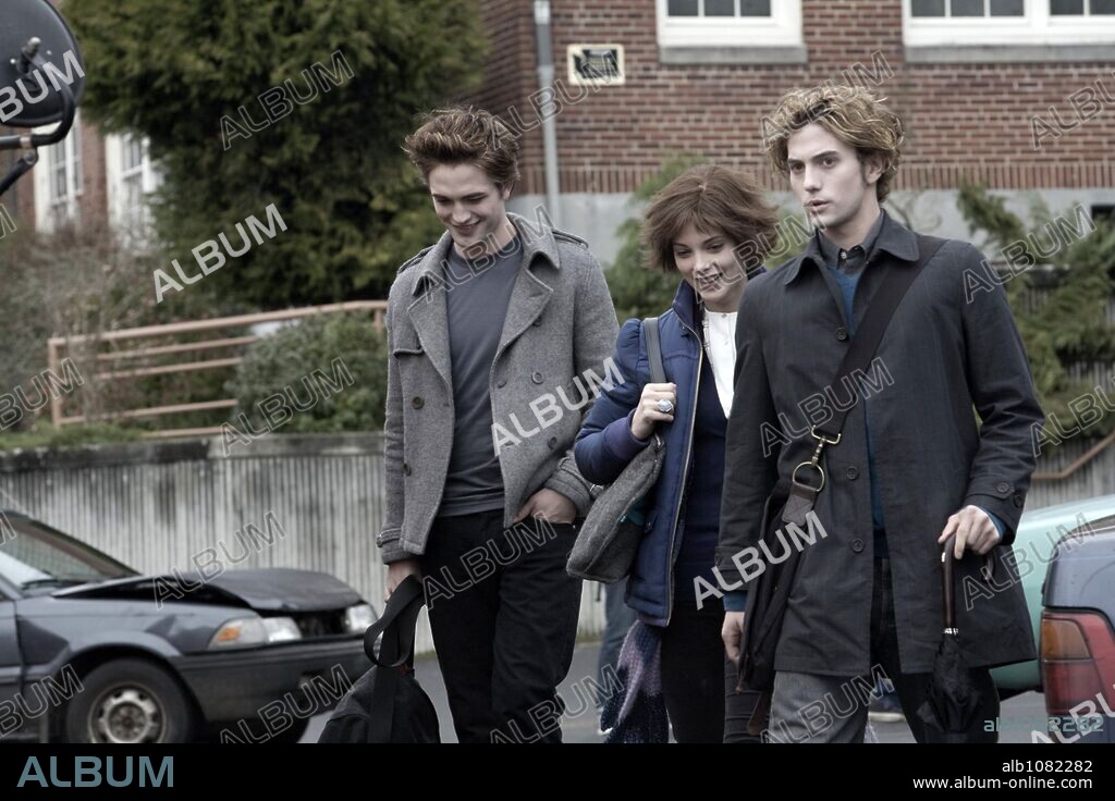 ASHLEY GREENE, JACKSON RATHBONE and ROBERT PATTINSON in TWILIGHT, 2008, directed by CATHERINE HARDWICKE. Copyright IMPRINT ENTERTAINMENT/MAVERICK FILMS/SUMMIT ENTERTAINMENT.