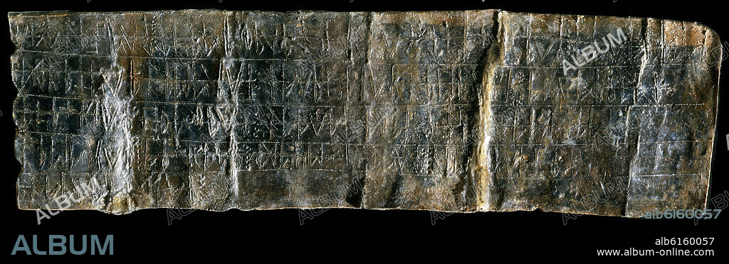 PLACA DE PLOMO CON ESCRITURA IBERICA PROCEDENTE DE LA BASTIDA DE LES ALCUSES, MOIXENT (VALENCIA).