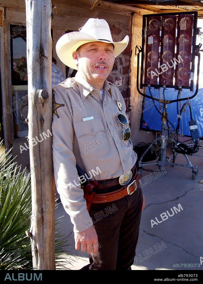DWIGHT YOAKAM en LOS TRES ENTIERROS DE MELQUIADES ESTRADA, 2005 (THE THREE BURIALS OF MELQUIADES ESTRADA), dirigida por TOMMY LEE JONES. Copyright SONY PICTURES CLASSICS.