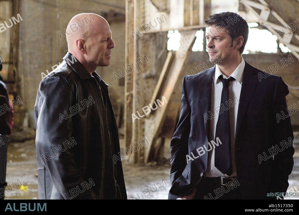 BRUCE WILLIS y KARL URBAN en RED, 2010, dirigida por ROBERT SCHWENTKE. Copyright SUMMIT ENTERTAINMENT / MASI, FRANK.