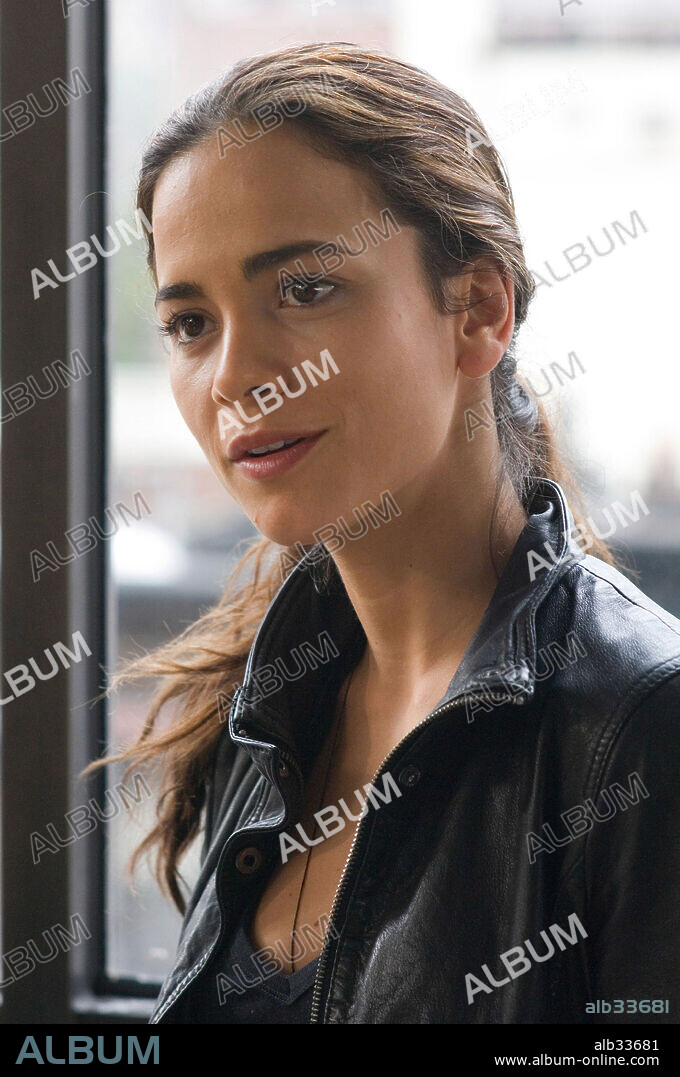ALICE BRAGA in I AM LEGEND, 2007, directed by FRANCIS LAWRENCE. Copyright WARNER BROS. PICT./VILLAGE ROADSHOW PICT./WEED ROAD PICT/ / WETCHER, BARRY.
