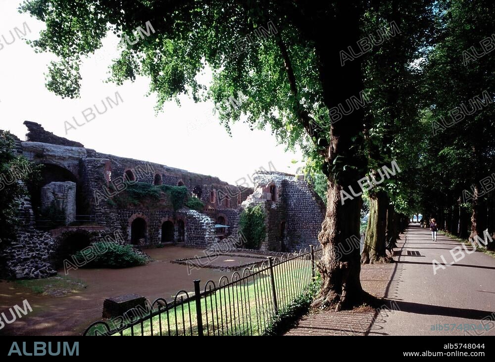 Düsseldorf-Kaiserswerth, Ruine der Kaiserpfalz Friedrich Barbarossas © Florian Monheim 6 × 9 cm.