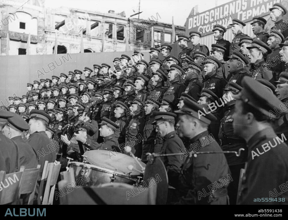 Berlin (Ost), 18. August 1948. Konzert des sowjetischen Alexandrow-Ensembles auf dem Gendarmenmarkt (Platz der Akademie) vor 35 000 Zuhörern. Das Alexandrow-Ensemble unter Leitung von Boris Alexandrow. Foto.