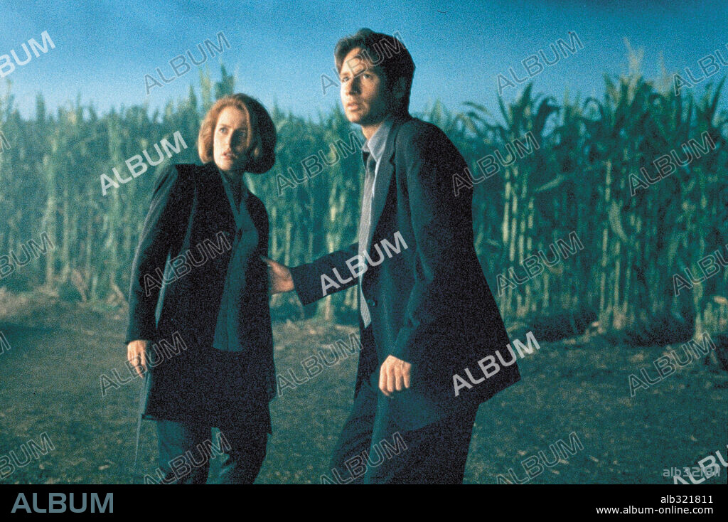 DAVID DUCHOVNY y GILLIAN ANDERSON en EXPEDIENTE X: ENFRENTATE AL FUTURO, 1998 (THE X-FILES), dirigida por ROB BOWMAN. Copyright 20TH CENTURY FOX.