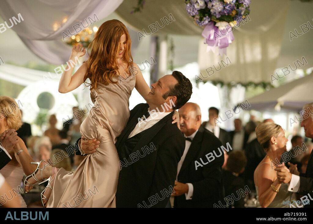 ISLA FISHER and VINCE VAUGHN in THE WEDDING CRASHERS, 2005, directed by DAVID DOBKIN. Copyright NEW LINE CINEMA / CARTWRIGHT, RICHARD.