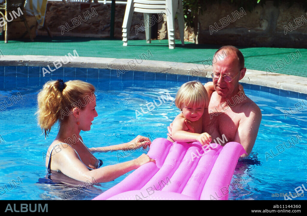 Hans Peter Korff, German actor, with wife Christiane Leuchtmann and son Johannes Valentin on vacation in the pool, Spain around 1996. (original german headline: Hans Peter Korff).