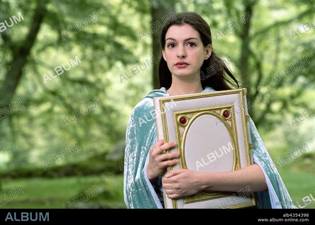 ANNE HATHAWAY in ELLA - VERFLIXT & ZAUBERHAFT, 2004 (ELLA ENCHANTED), unter der Regie von TOMMY O'HAVER. Copyright BLESSINGTON FILM PROD/JANE STARTZ/MIRAMAX/MOMENTUM/WORLD 200.