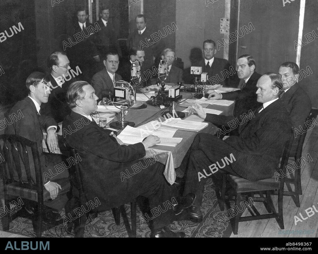 Orig. bildtext... Framtidens stad. Radiodiskussion den 29 november 1932. Från vänster: E.G. Asplund, Sune Lindström, Bengt Romare, Sven Markelius, Hakon Ahlberg, Eskil Sundahl, Kurt Bergström/ordförande/ Volter Gahn, Artur von Schmalensee, Sven Wallander. Anm. Asplund, Erik Gunnar, 1885-1940, arkitekt Lindström, Sune, 1906-89, arkitekt Romare, Bengt, 1902-68, arkitekt Markelius (före 1921 Jonsson), Sven, 1889-1972, arkitekt Ahlberg, Hakon, 1891-1984, arkitekt Sundahl, Eskil, 1890-1974, arkitekt Gahn, Wolter, 1890-1985, arkitekt von Schmalensee, Artur, 1900-72, arkitekt Wallander, Sven, 1890-1968, arkitekt Bergström, Kurt, ordförande persons: Artur von Schmalensee ;Bengt Romare ;Erik Gunnar Asplund ;Eskil Sundahl ;Hakon Ahlberg ;Kurt Bergström ;Sune Lindström ;Sven Markelius ;Sven Wallander ;Wolter Gahn sites: SVERIGE.
