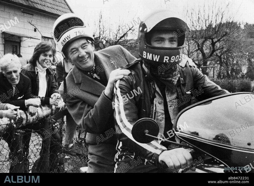 Göteborg 1975-04-06. En hjälm placerades på fullmäktiges ordförande Hans Hanssons huvud och han satte sig på bönpallen till Jonas Johnsons mc. Idel glada miner på mc-klubbens invigning *** Local Caption *** GP Foto: Leif Åkerström. KAMERAREPORTAGE.