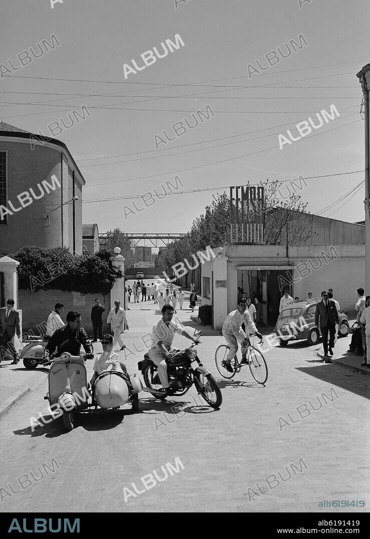 OBREROS SALIENDO DE LA FABRICA - FOTOGRAFIA EN BLANCO Y NEGRO - AÑOS 60.