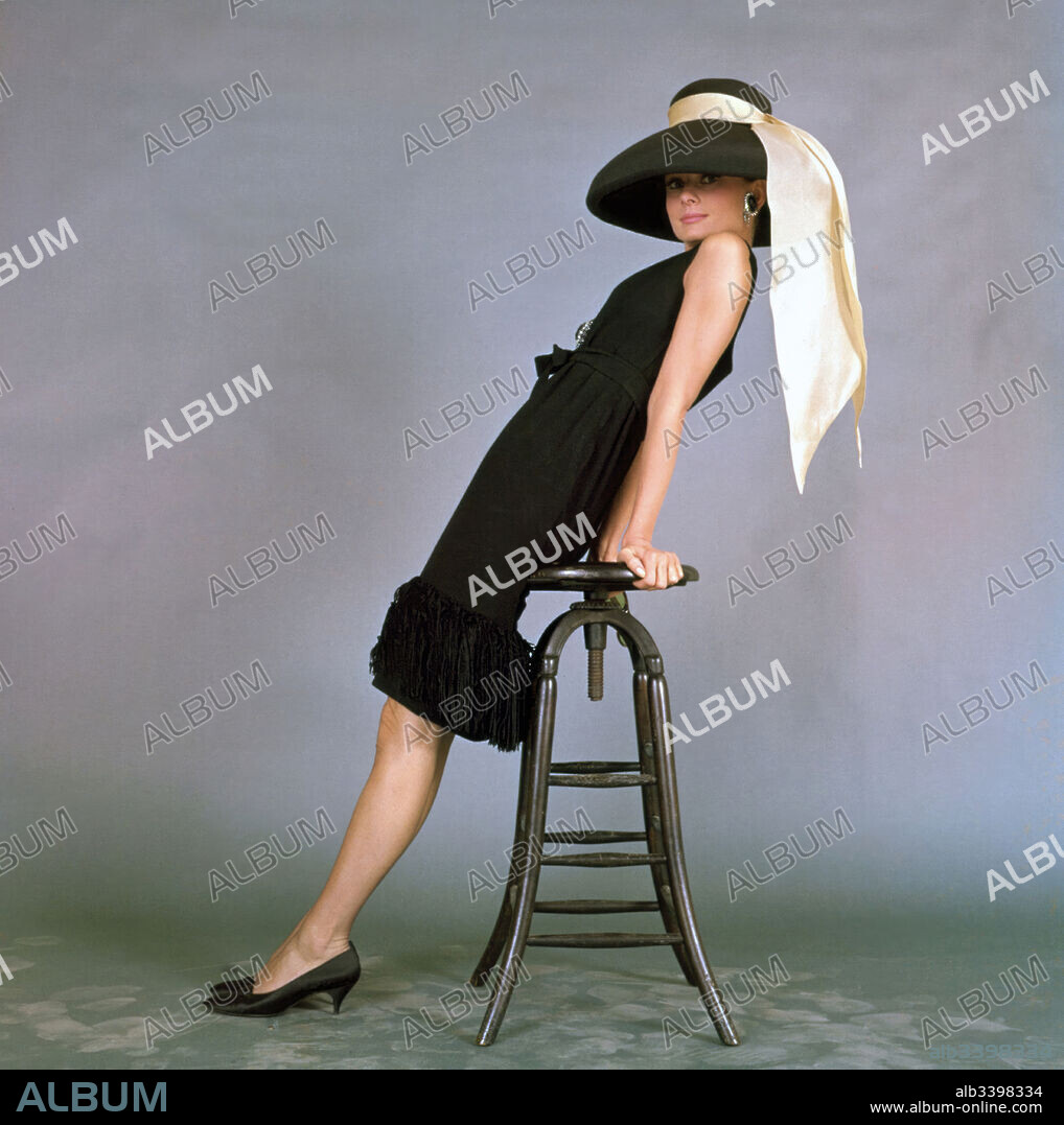 AUDREY HEPBURN in BREAKFAST AT TIFFANY'S, 1961, directed by BLAKE EDWARDS. Copyright PARAMOUNT PICTURES.