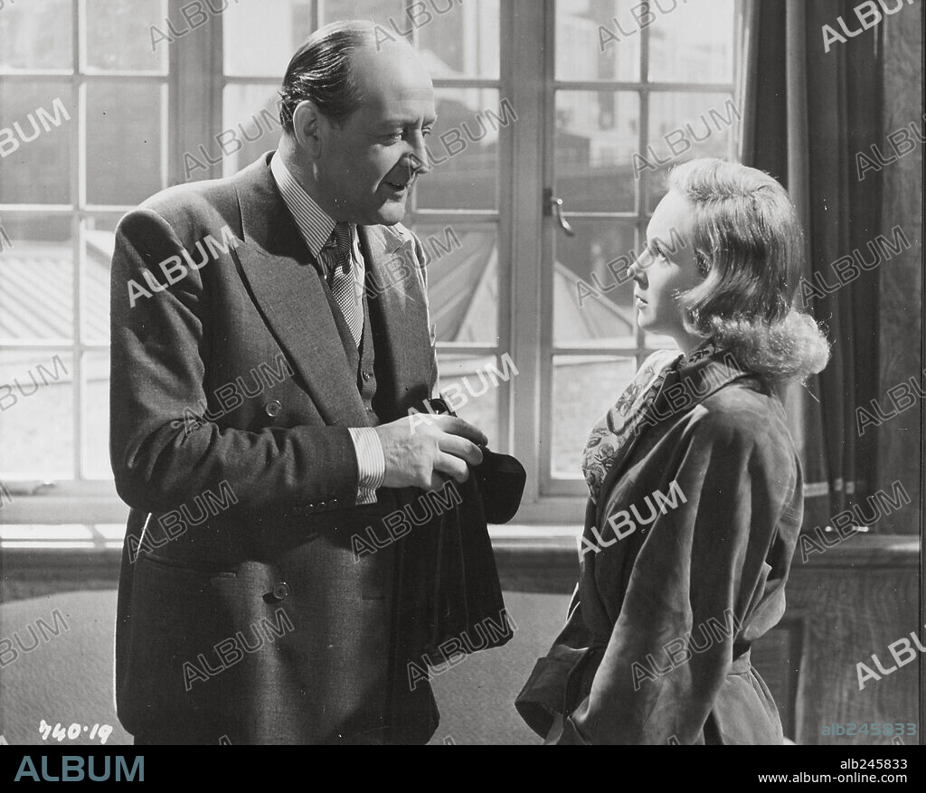 CECIL PARKER and JOAN GREENWOOD in THE MAN IN THE WHITE SUIT, 1951, directed by ALEXANDER MACKENDRICK. Copyright EALING STUDIOS.