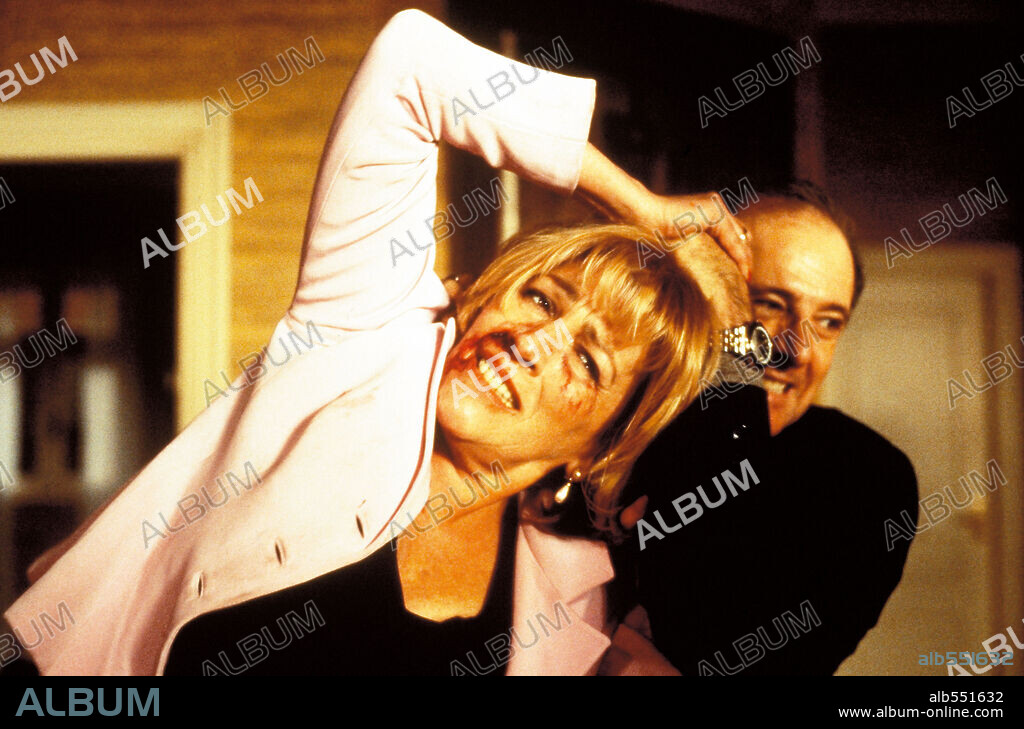 CARMEN MAURA y EMILIO GUTIERREZ CABA en LA COMUNIDAD, 2000, dirigida por ALEX DE LA IGLESIA. Copyright LOLAFILMS.