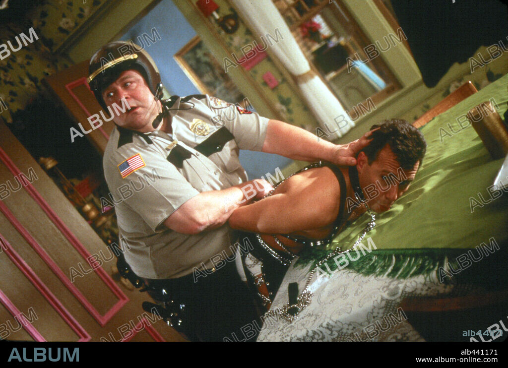 JOHN GOODMAN y PAUL REISER en DIVINA PERO PELIGROSA, 2001 (ONE NIGHT AT MCCOOL'S), dirigida por HARALD ZWART. Copyright FURTHER FILMS/OCTOBER FILMS.