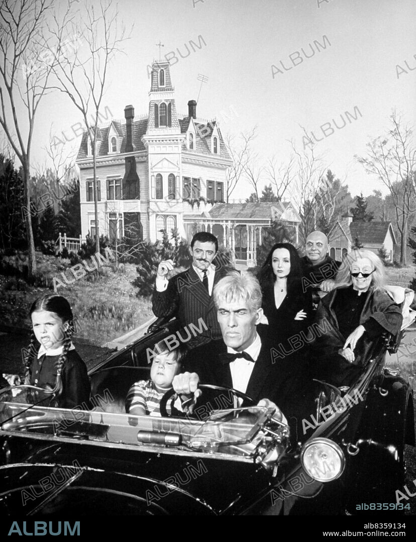 CAROLYN JONES, JACKIE COOGAN, JOHN ASTIN, KEN WEATHERWAX, LISA LORING, MARIE BLAKE and TED CASSIDY in THE ADDAMS FAMILY, 1964. Copyright FILMWAYS.