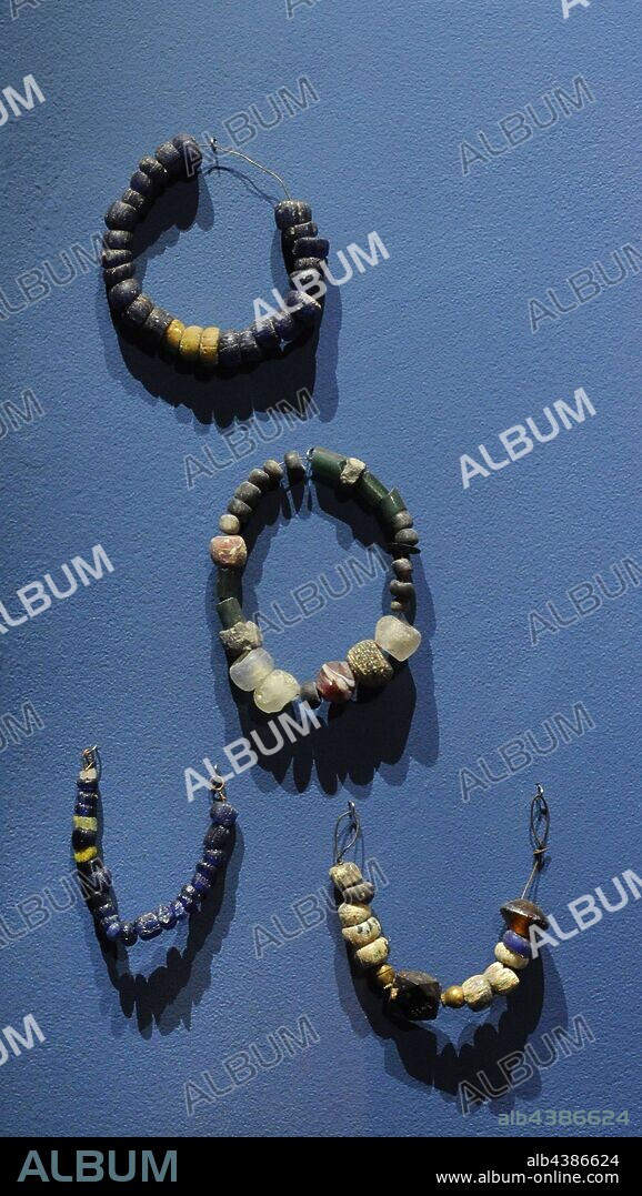 Collares de vidrio y perlas de metal, procedentes de tumbas de la Alta Edad Media. Biskupija, Ostrovica-Greblje. Museo de los Monumentos Arqueológicos Croatas. Split. Croacia.