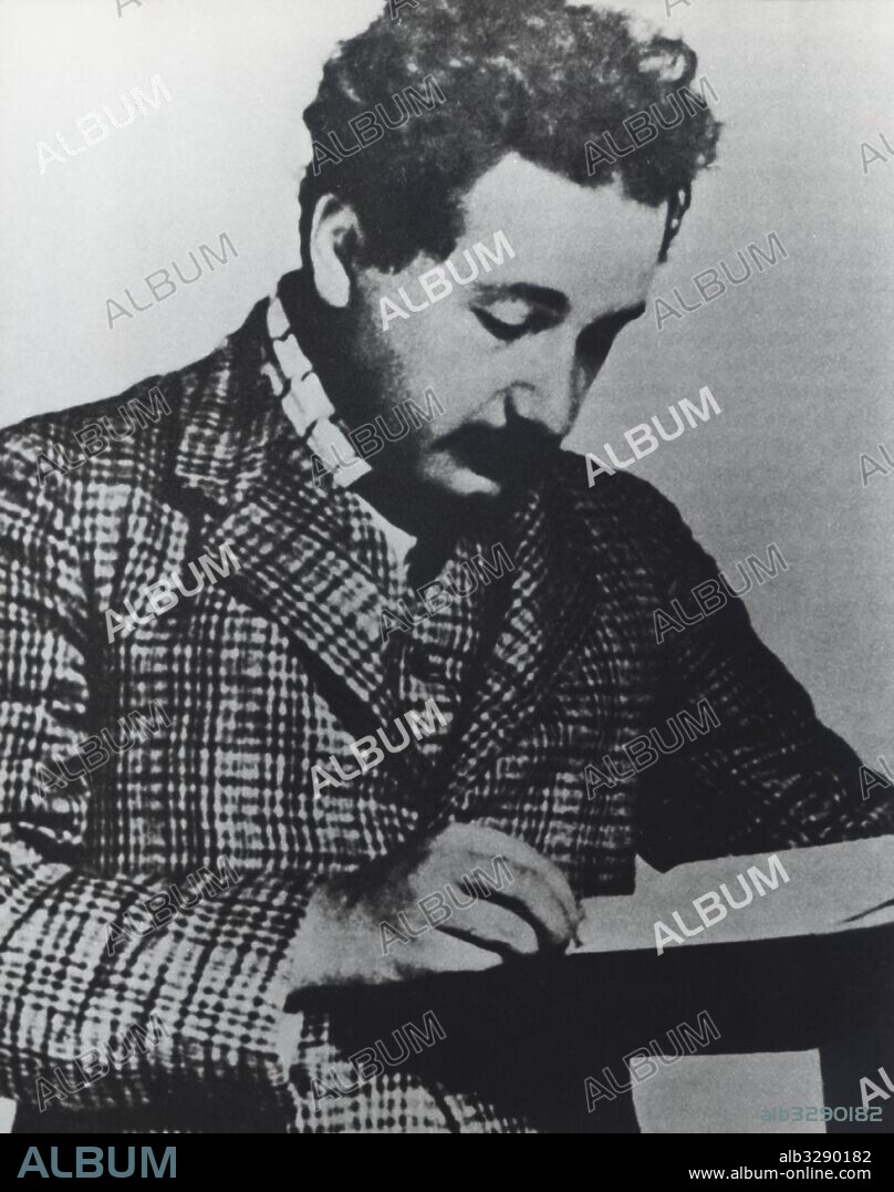 Albert Einstein (1879-1955), físico alemán nacionalizado estadounidense, releyendo la teoría de la relatividad. Premio Nobel de física en 1921.