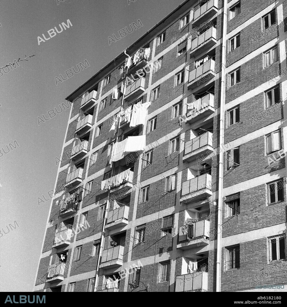 EDIFICIO DE VIVIENDAS SAN BLAS CANILLEJAS - FOTOGRAFIA EN BLANCO Y NEGRO - AÑOS 60.
