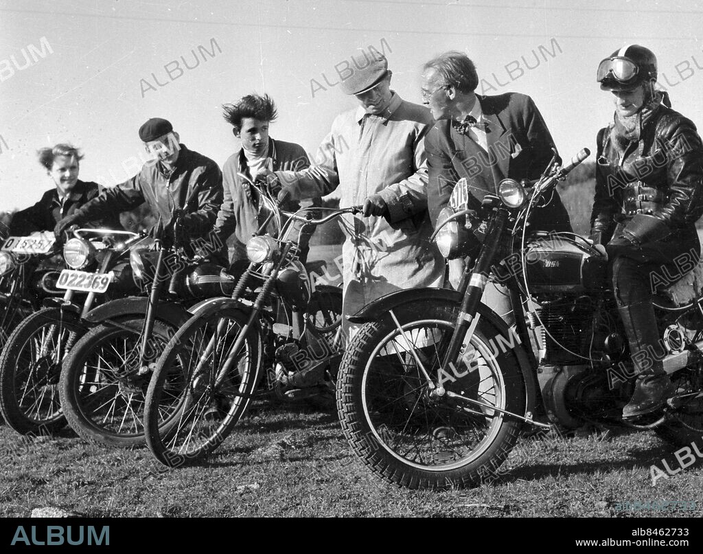 GÖTEBORG omkring 1953.. Information om tvåhjulingar såsom moped eller motorcyklar. *** Local Caption *** Foto: Kamerareportage / TT / Kod: 2524.