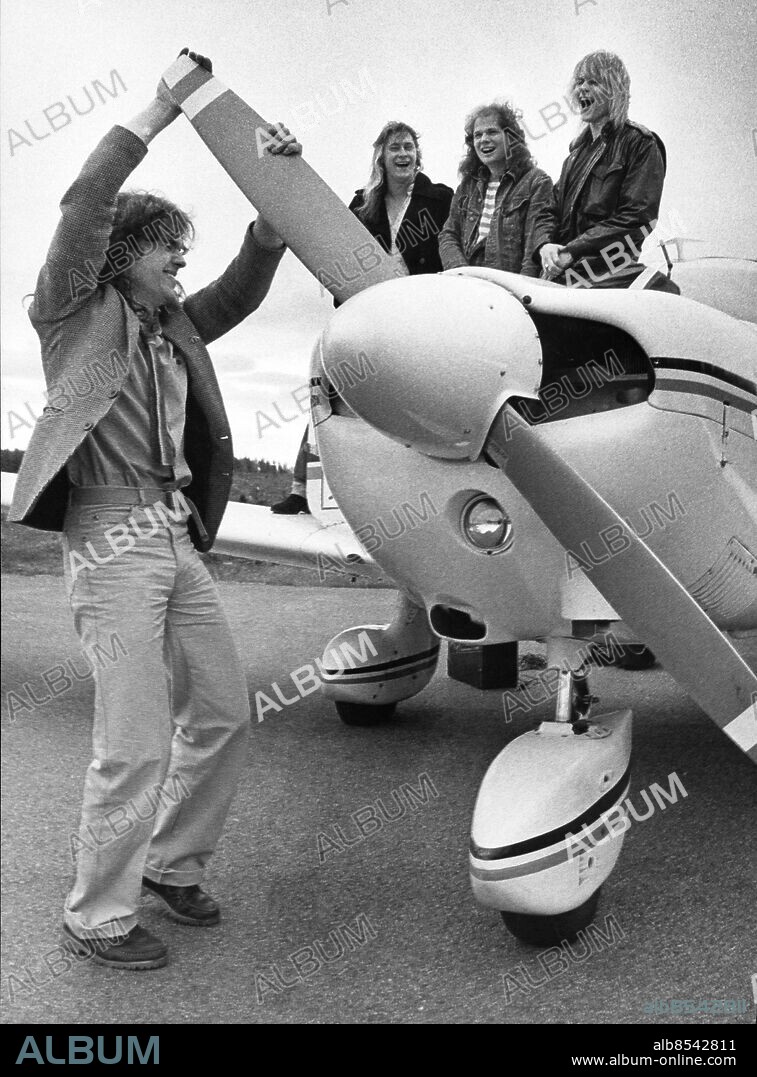 STOCKHOLM 1982-05-07. Svenska gruppen Snowstorm som hade en hit med låten Sommarnatt 1980.. Orginal bildtext: Snowstorm gör en snabb turné genom Sverige denna sommar. Ralph Peeker - sittande t.h på planet- har tagit certifikat och det sparar många timmars tröttsamma resor. De andra på bilden är vid propellern Torben Ferm och på planet förutom Ralph, Denny Olson och micael Serenban.. Foto: Roger Turesson / XP / SCANPIX / Kod: 42 **AFTONBLADET OUT**.