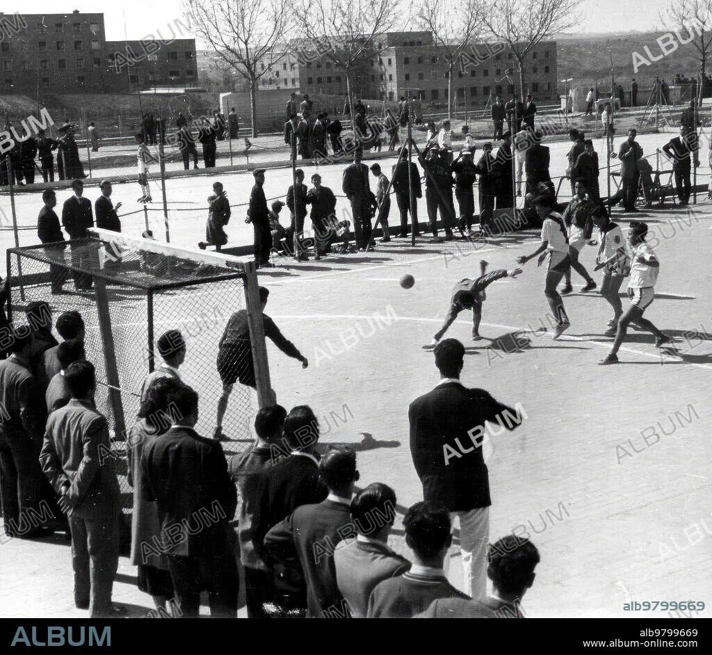 April 1956. Handball match between the Valladolid and Salamanca Teams in the National School Games.