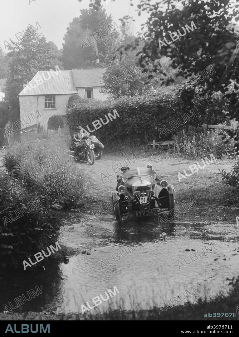 Morgan 3 wheeler 990 cc.Reg. No.  AYV342.  Entry No: 21 . Back: V-twin m/c & s/car  Event  No: 26. Windout Lane, near Dunsford, Devon.  B&HMC Brighton-Beer Trial. Date: 16/17.6.34.