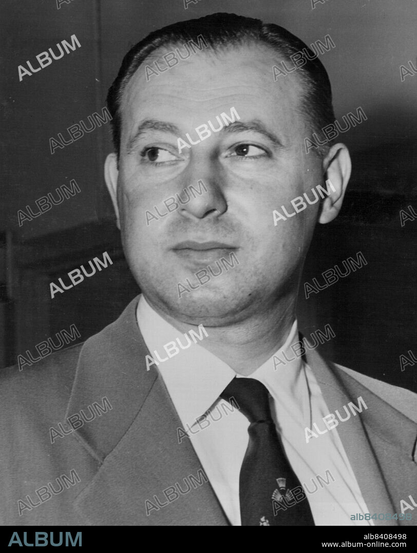 Mr. Roy Titus, eldest son of famous beautician Helen Rubinstein, who arrived in Sydney this morning, believe that Australian women should interest their menfolk in masculine beauty culture. October 15, 1952.