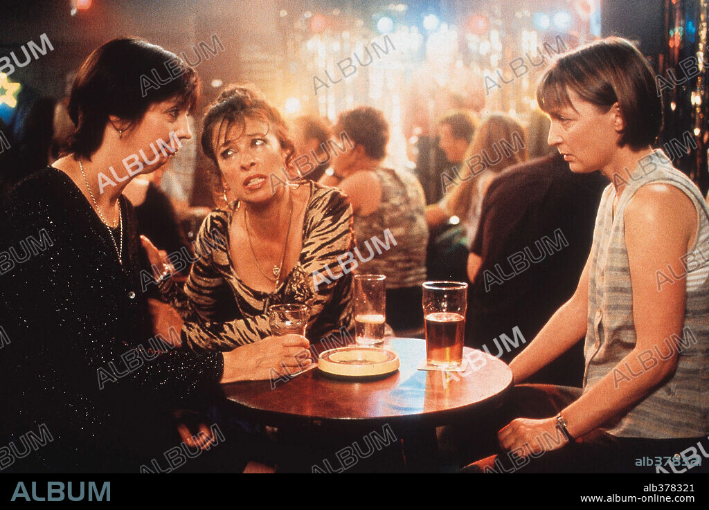 LESLEY MANVILLE, MARION BAILEY and RUTH SHEEN in ALL OR NOTHING, 2002, directed by MIKE LEIGH. Copyright UNITED ARTISTS / MEIN, SIMON.