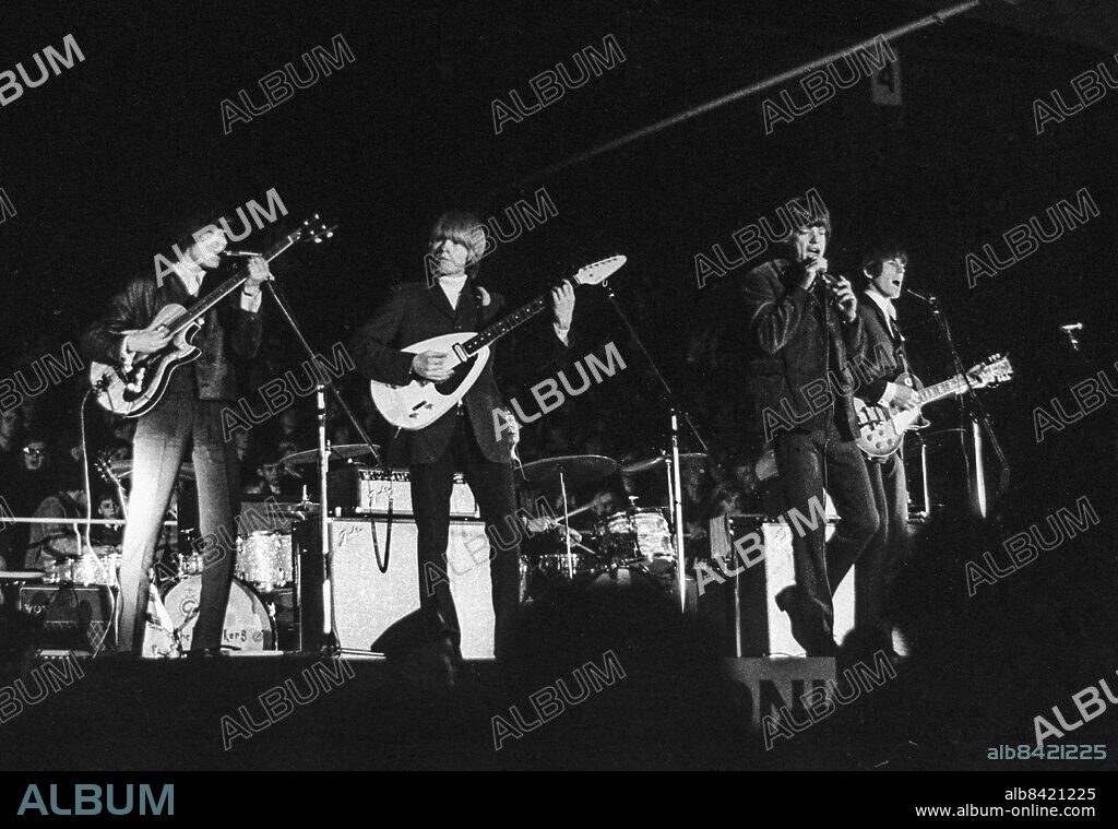 STOCKHOLM ARKIV 1965-04-01. Det brittiska popbandet The Rolling Stones med fr. v. Bill Wyman, elbas, Brian Jones, elgitarr, Charlie Watts, trummor, Mick Jagger, sång, och Keith Richards, elgitarr, spelar på scen under en konsert i Kungliga Tennishallen i Stockholm 1:a april 1965.. Foto: Freddy Lindström / TT / Kod: 1047.