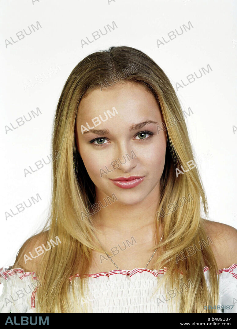 HAYDEN PANETTIERE in RAISING HELEN, 2004, directed by GARRY MARSHALL. Copyright TOUCHSTONE PICTURES / BATZDORFF, RON.