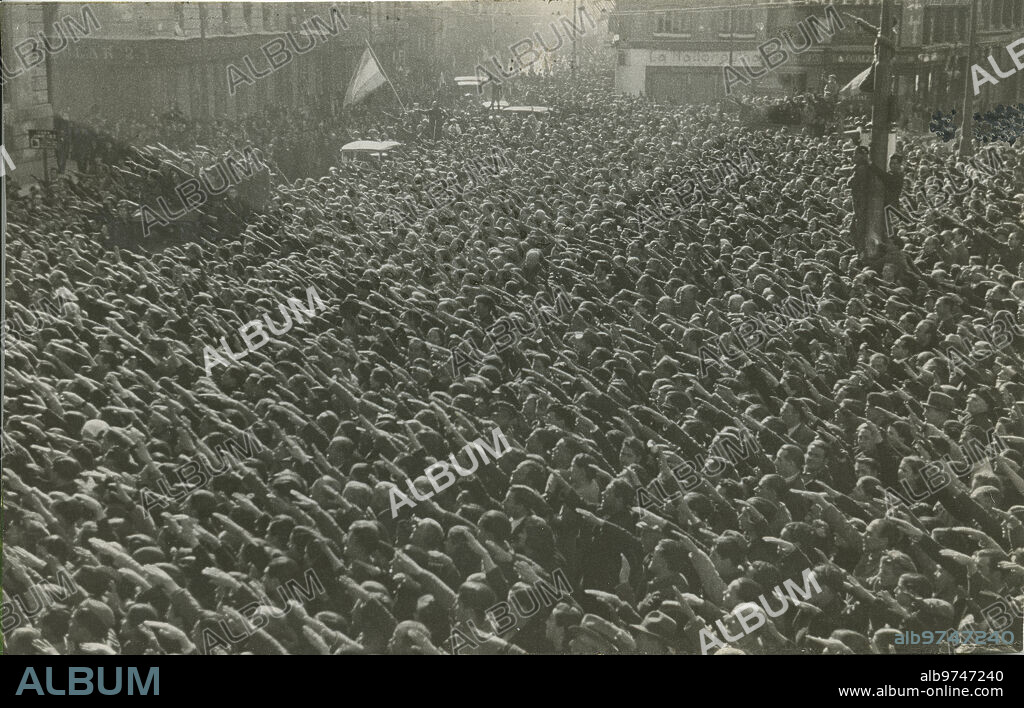 Madrid, 28/03/1939. Guerra Civil Española. La Puerta del Sol, una hora después de la llegada de las tropas nacionales y la liberación de Madrid, la multitud entona el «Cara al sol».