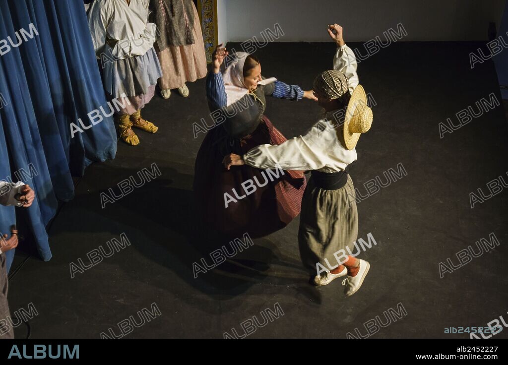 muestra de indumentaria tradicional mallorquina de los siglos XVII a XX, teatro Mar i Terra, Palma, Mallorca, islas baleares, Spain.