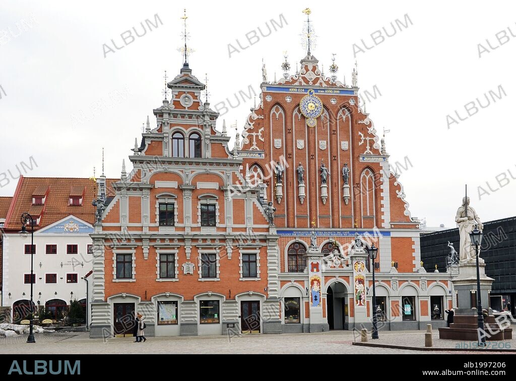 LETONIA. RIGA. Casa de las Cabezas Negras (Melngalvju nams). Edificio construido en el siglo XIV para la Hermandad de las Cabezas Negras, un gremio de comerciantes alemanes solteros en Riga. La estructura fue bombardeadoa por los alemanes, 1941. Las ruinas derribadas por los soviéticos en 1948. La reconstrucción actual realizada entre 1995 a 1999.