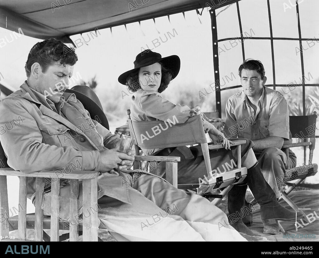 JOAN BENNETT, ERNEST HEMINGWAY, GREGORY PECK y ROBERT PRESTON. GREGORY PECK, JOAN BENNETT y ROBERT PRESTON en PASIÓN EN LA SELVA, 1947 (THE MACOMBER AFFAIR), dirigida por ZOLTAN KORDA. Copyright UNITED ARTISTS.