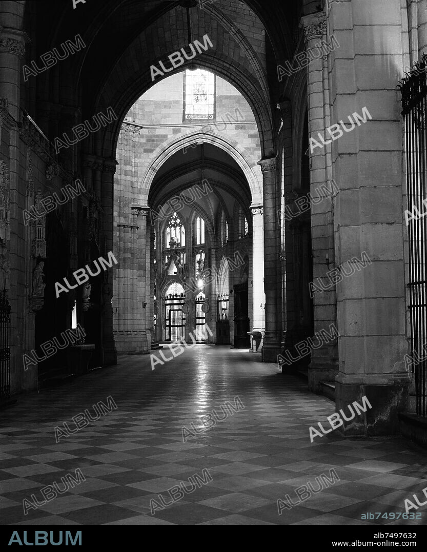 NAVE LATERAL DE LA CATEDRAL DE MURCIA CON LA CAPILLA DE LOS VELEZ AL FONDO - SIGLO XIV - GOTICO ESPAÑOL - FOTOGRAFIA EN BLANCO Y NEGRO - AÑOS 60.