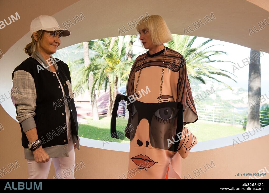 JANE HORROCKS and LULU in ABSOLUTELY FABULOUS: THE MOVIE, 2016, directed by MANDIE FLETCHER. Copyright FOX SEARCHLIGHT PICTURES.