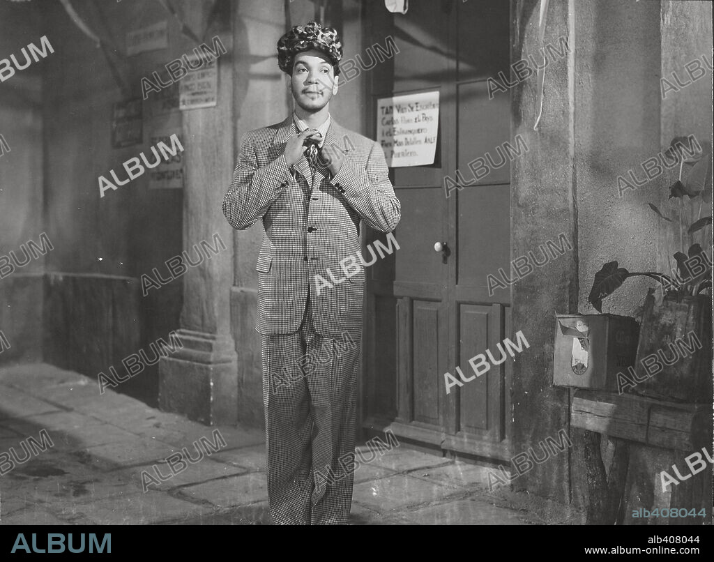 CANTINFLAS en EL PORTERO, 1950, dirigida por MIGUEL M. DELGADO. Copyright POSA FILMS, S.A.