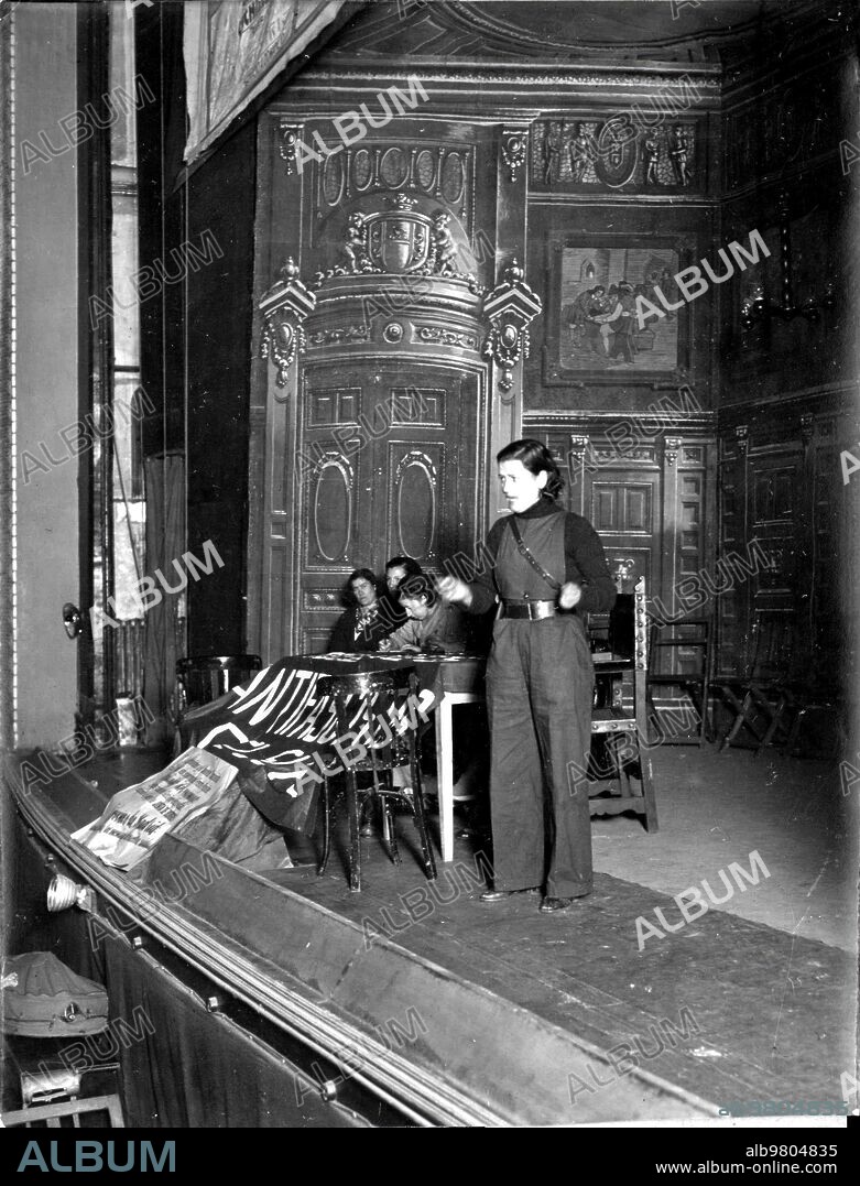 Noviembre 1936. Mitin celebrado en el teatro pavón sobre la defensa de Madrid. Un aspecto del patio de Butacas, durante el Acto, y una de las Oradoras, Antonia Sánchez, de las Juventudes Socialistas Unificadas, Pronunciando su Discurso.