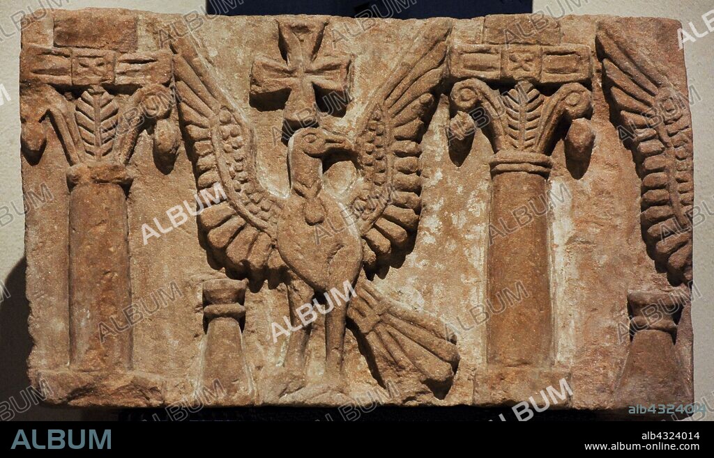 Fragmento del friso del ábside de la Primera Catedral. Siglo VII. Arenisca con restos de policromía. Catedral de Faras, Sudán. Galería Faras. Museo Nacional. Varsovia. Polonia.