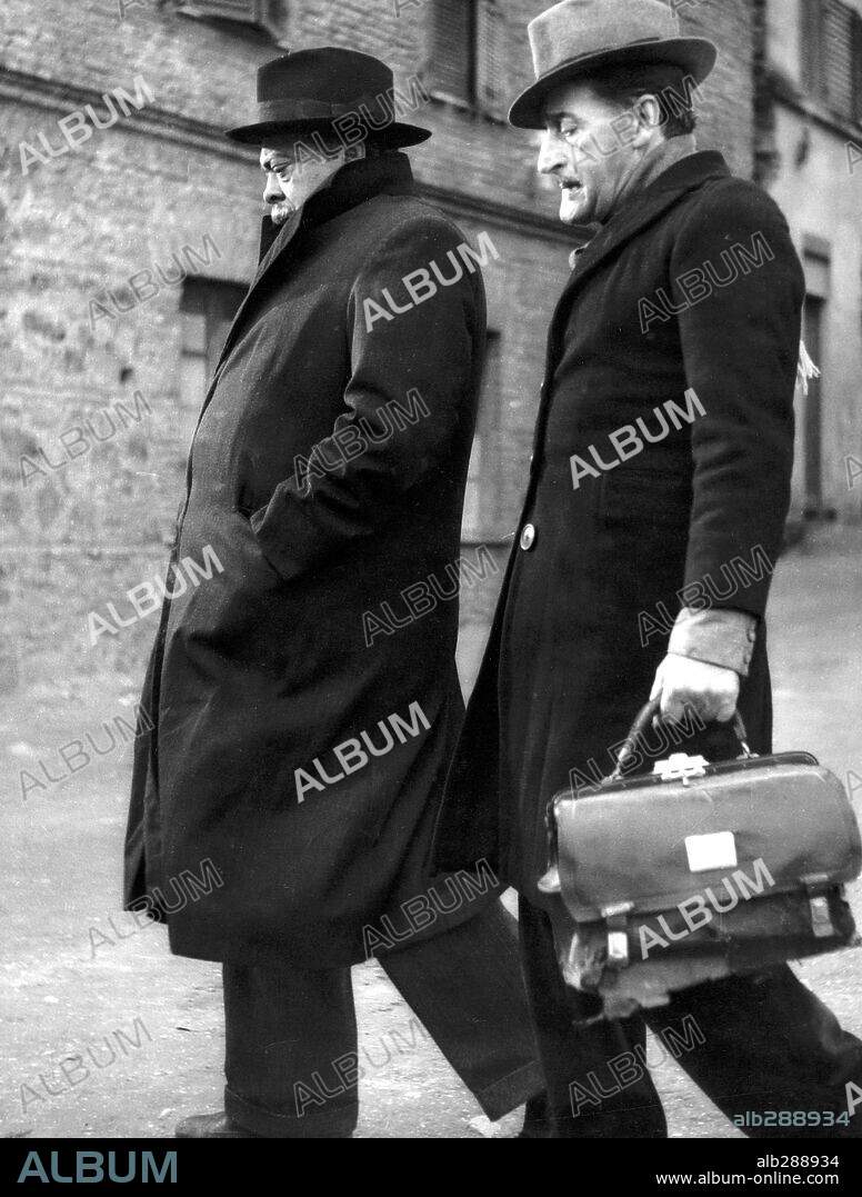 ALDO FABRIZI y TOTO en GUARDIAS Y LADRONES, 1951 (GUARDIE E LADRI), dirigida por MARIO MONICELLI. Copyright LUX FILM.
