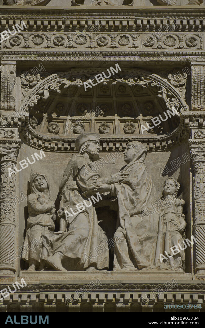 ALONSO DE COVARRUBIAS (1488-1570). SPANISH ARCHITECT.. España. Castilla-La Mancha. Toledo. Hospital de Santa Cruz. Fundado por el Cardenal Mendoza (1428-1495) a finales del siglo XV. Detalle de la portada del edificio, construida en estilo plateresco en la década de 1520, obra de Alonso de Covarrubias (1488-1570). Hornacina con escultura representando el abrazo de san Joaquín y santa Ana ante la Puerta Dorada de Jerusalén.