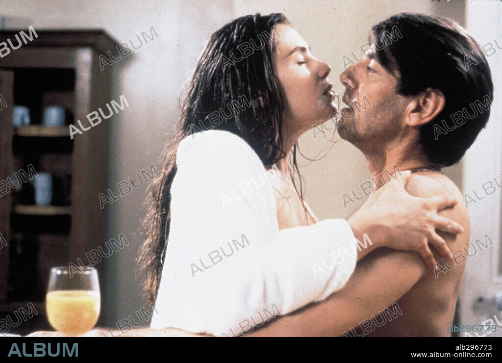 EMMANUELLE SEIGNER y PETER COYOTE en LUNAS DE HIEL, 1992 (BITTER MOON), dirigida por ROMAN POLANSKI. Copyright TRI STAR PICTURES.