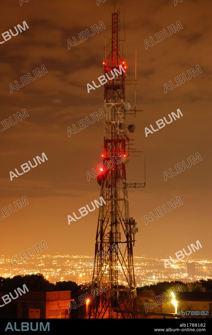 ANTENA DE COMUNICACIONES de Montjuïc. Vista nocturna. BARCELONA. Cataluña.