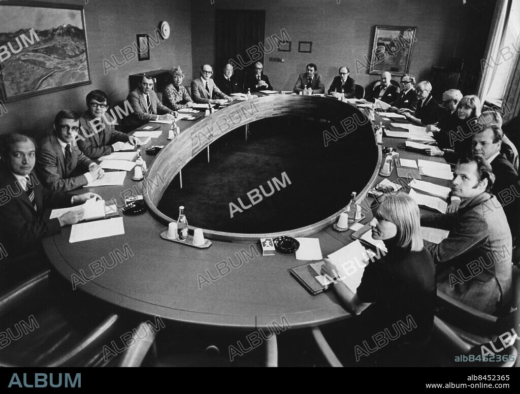 STOCKHOLM 19761014 - . Det första borgliga regeringssammanträdet 1976. Från vänster utbildningsminsister Jan-Erik Wikström, biståndminister Ola Ullsten, budgetminister Ingemar Mundebo, utrikesminsiter Karins Söders tomma stol, jordbruksminister Anders Dahlgren, biträdande utbildningsminister Britt Mogård, socialminister Rune Gustavsson, justitieminister Sven Romanus, ekonomiminister Gösta Bohman, statsminister Thorbjörn Fälldin (C), arbetsminister och vice statsminister Per Ahlmark, kommunikationsminister Bo Turesson, kommunminister Johannes Antonsson, bostadsminister Elvy Olsson, industriminister Nils G Åsling, biträdande socialminister Ingegerd Troedsson, försvarsminister Erik Krönmark, handelsminister Staffan Burenstam Linder, energi Olof Johansson och biträdande bostadsminister Birgit Friggebo. Foto: Jan Delden / Expressen/ SCANPIX kod 10. *** Aftonbladet OUT***.