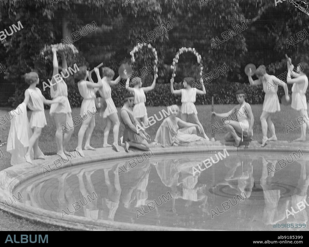 ARNOLD GENTHE. Denishawn dancers, 1927 or 1928.