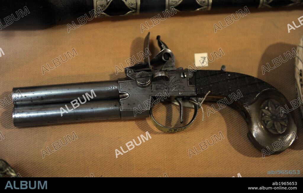 ARMAS. PISTOLA antigua de dos cañones. Bélgica, S. XIX. Museo de la Historia y la Navegación. Riga. Letonia.