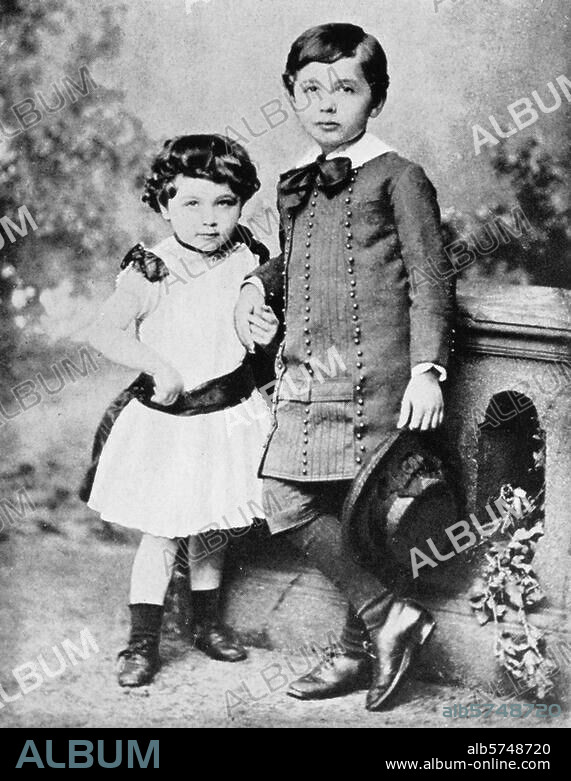 Einstein, Albert Physiker, 1879-1955. Der sechsjährige Albert Einstein mit seiner vierjährigen Schwester Maja. Photographie.
