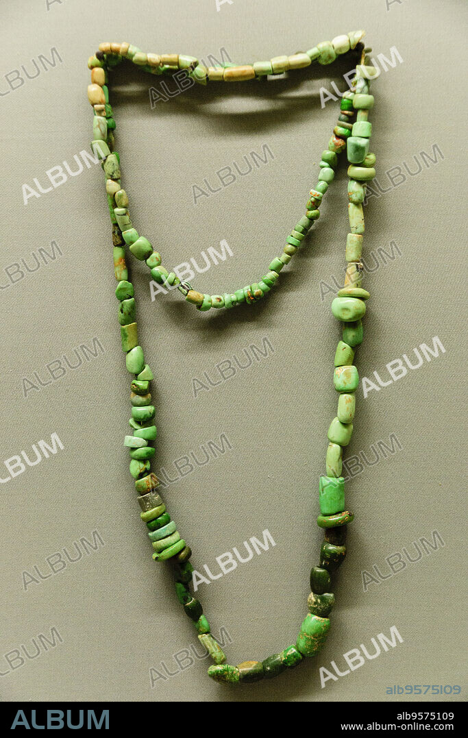 collar de piedra verde, neolitico final, 4000-3000 antes de cristo, museo de Evora,Evora,Alentejo,Portugal, europa.